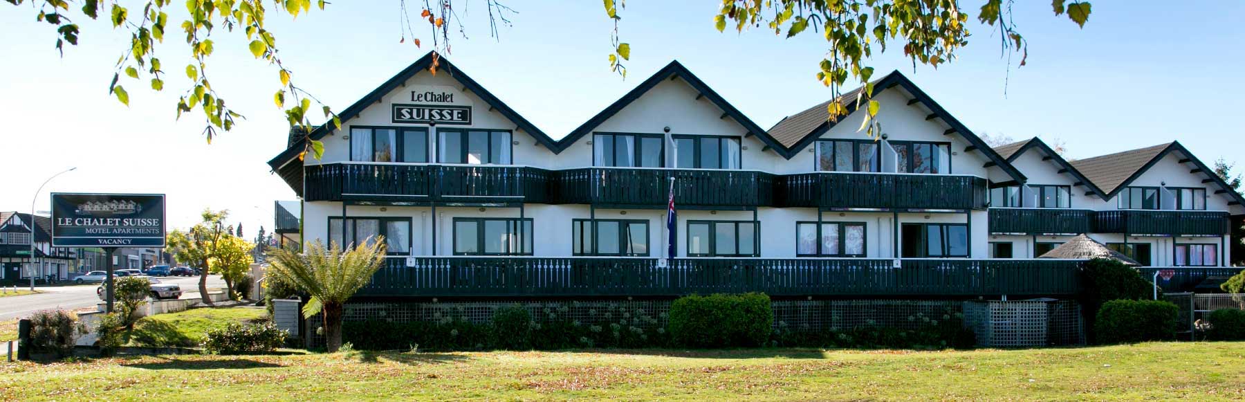 SWISS COTTAGE STYLE MOTEL APARTMENTS IN NEW ZEALAND’S LAKE TAUPO WATERFRONT