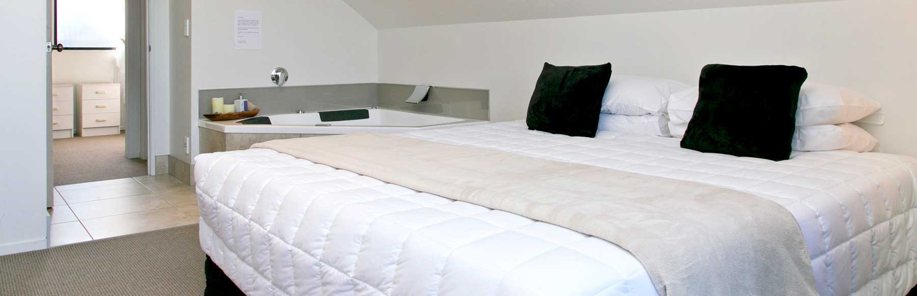 SWISS COTTAGE STYLE MOTEL APARTMENTS IN NEW ZEALAND’S LAKE TAUPO WATERFRONT