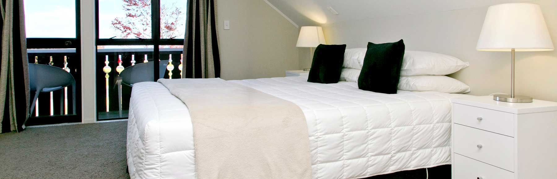 SWISS COTTAGE STYLE MOTEL APARTMENTS IN NEW ZEALAND’S LAKE TAUPO WATERFRONT