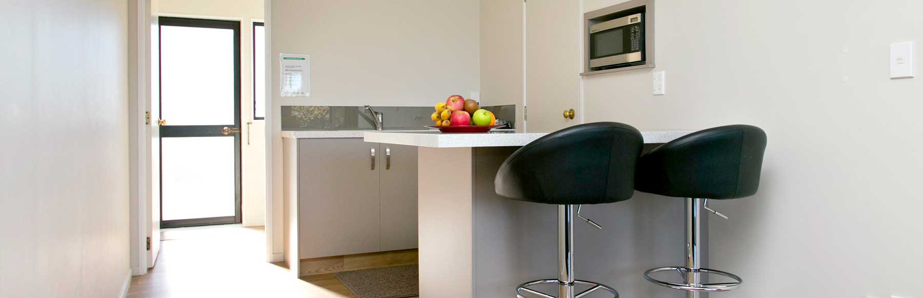 SWISS COTTAGE STYLE MOTEL APARTMENTS IN NEW ZEALAND’S LAKE TAUPO WATERFRONT